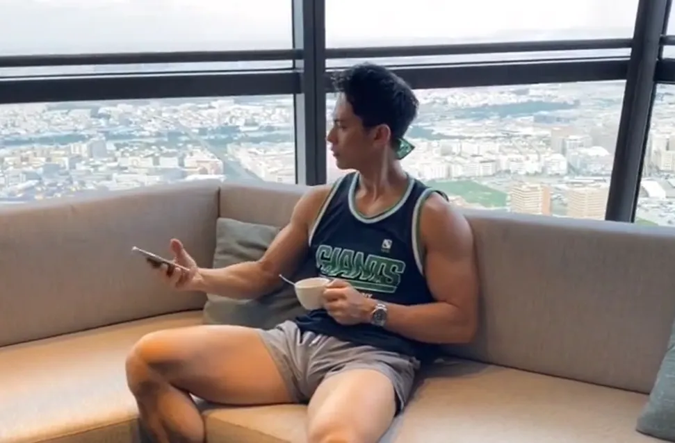 不穿衣开车的肌肉男他违反了几条交规？居然是他？