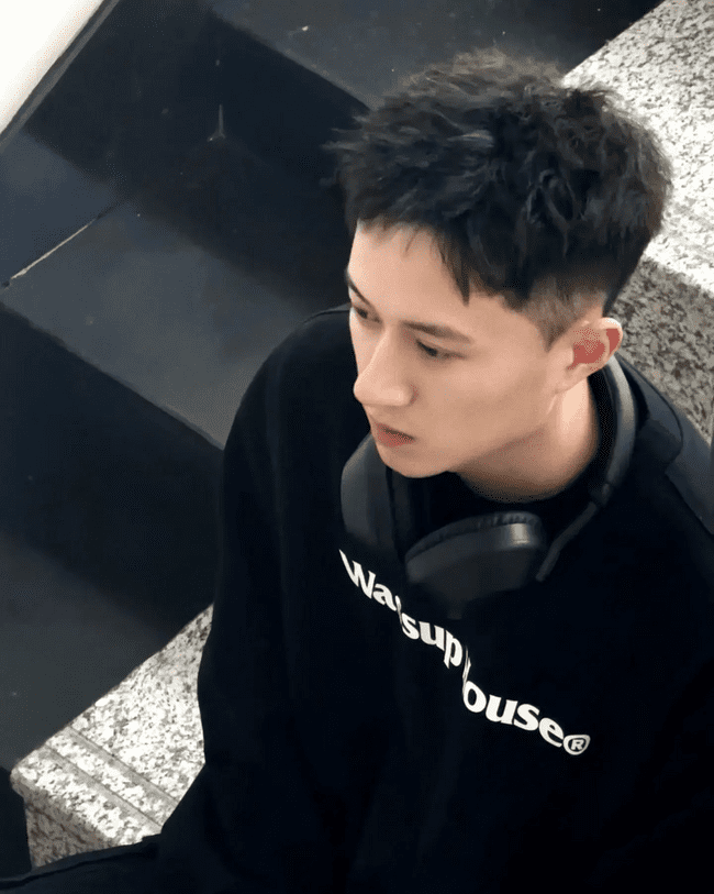 骑行的大白腿少年帅哥，性感动人！！