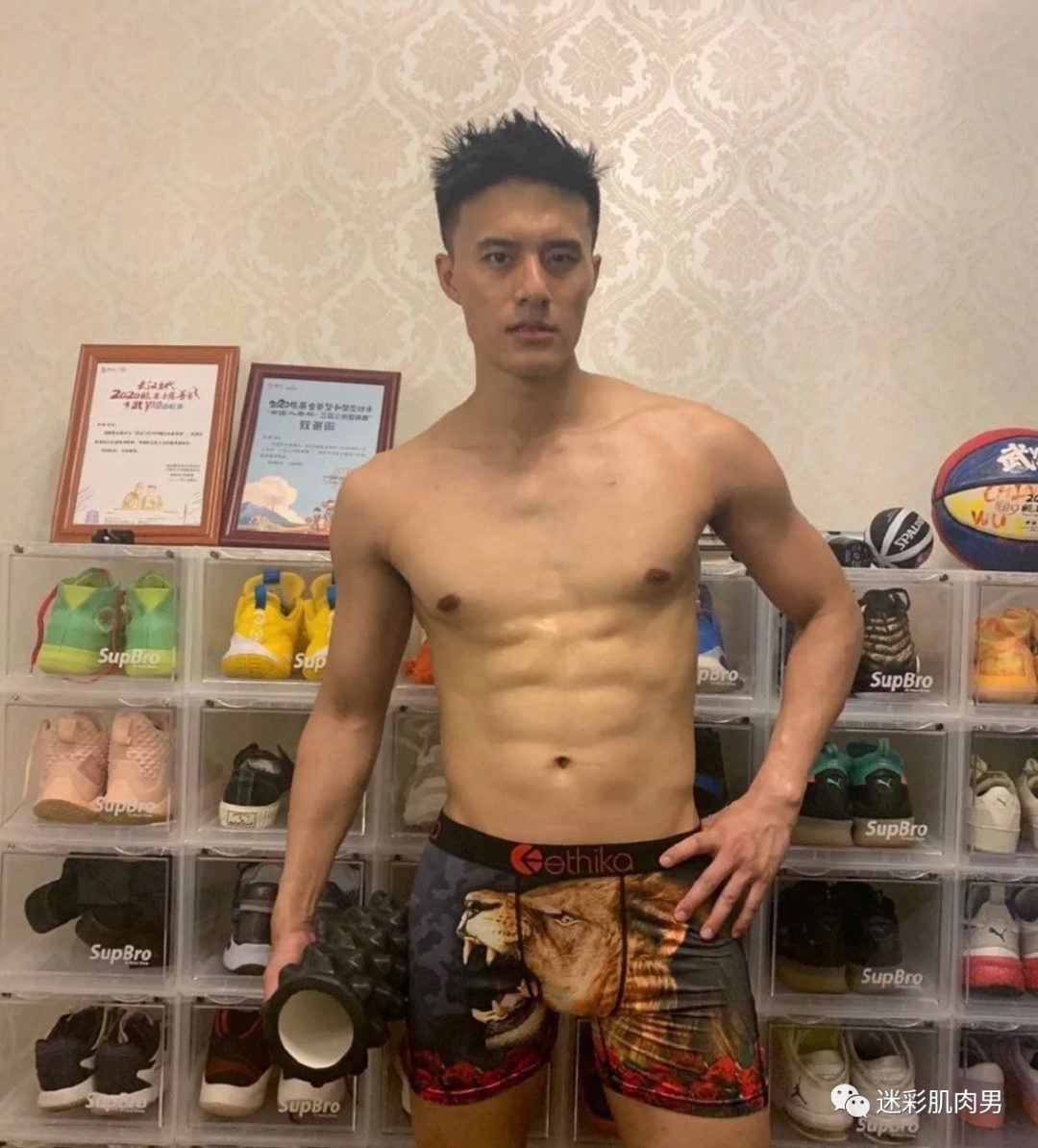 川师体院毕业的男模叶周，这长腿最近又长大了