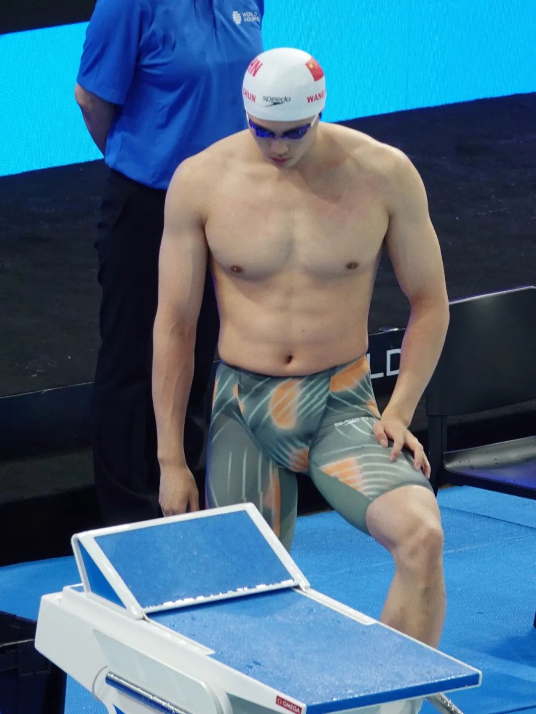 192CM 汪顺比赛穿紧身泳裤照刷屏实力凸出，被摸胸了？