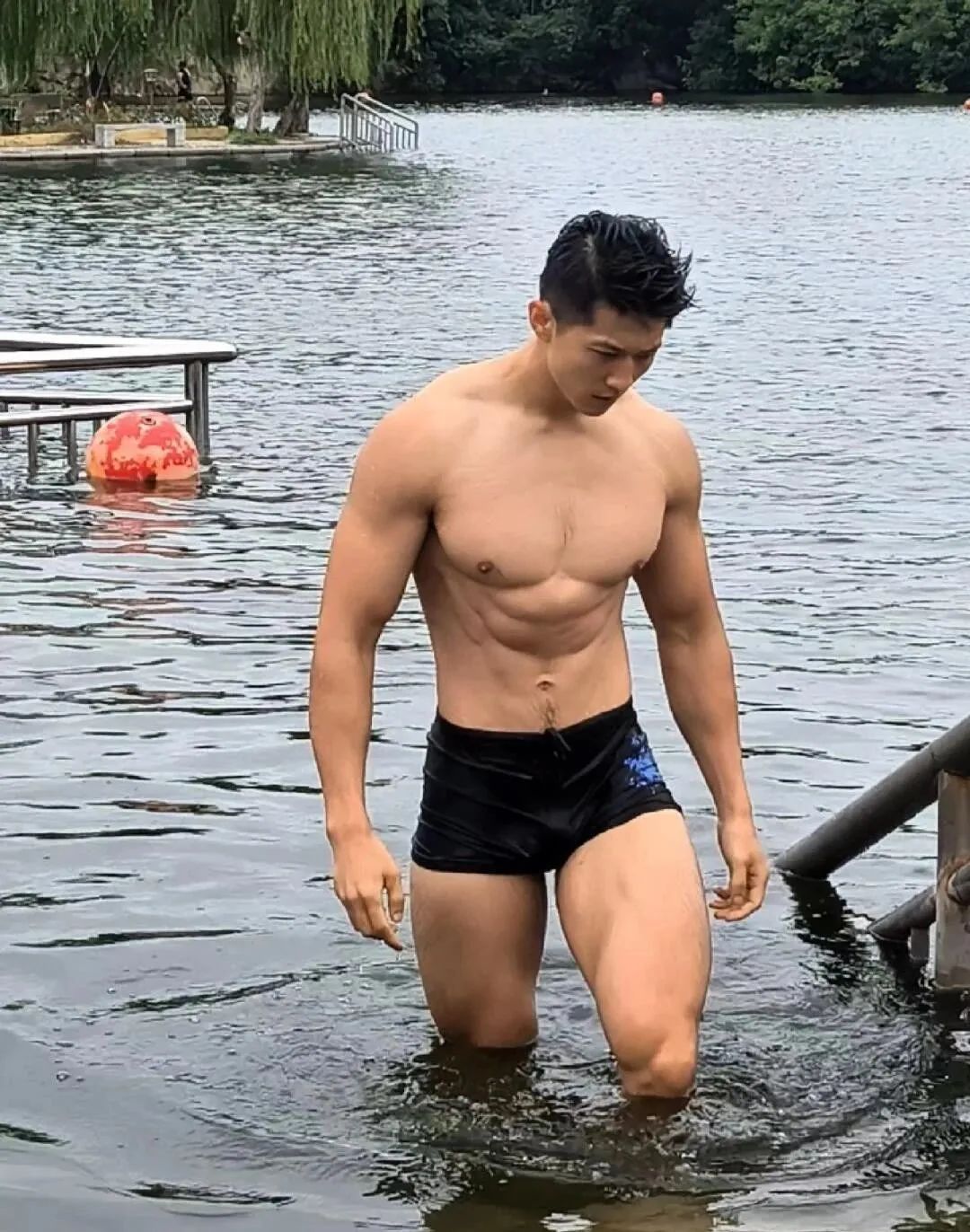 刚毅肌肉帅哥水中秀肌，你会几点回家？