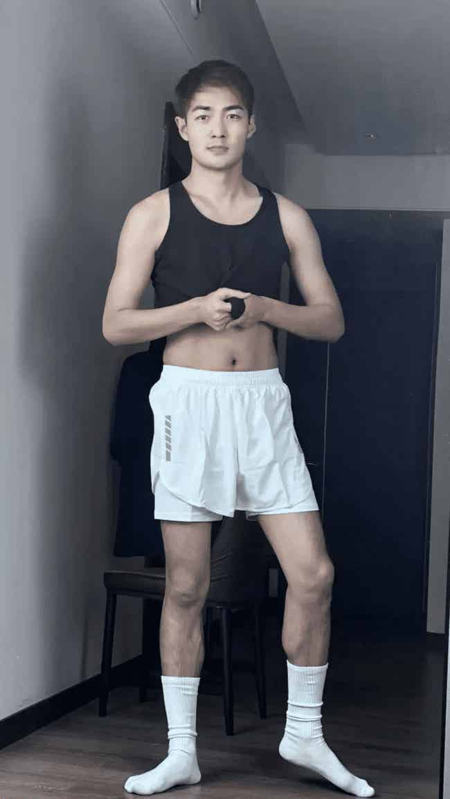 白袜福利！帅小哥的性感腿毛真皮毛裤！