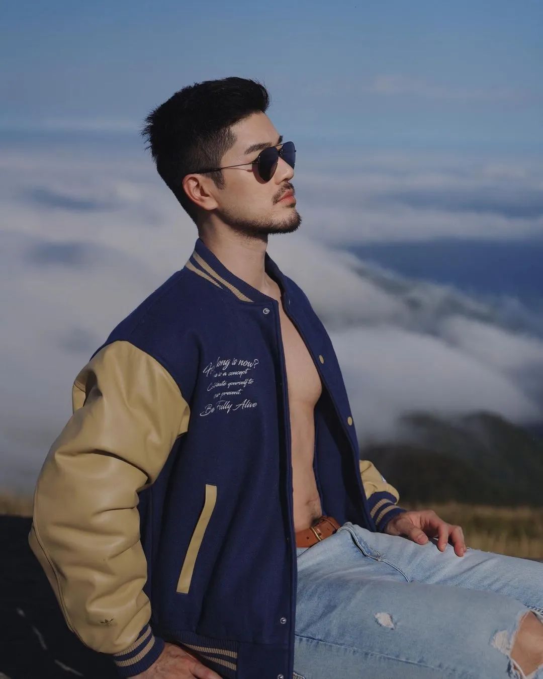 190CM 壮汉自拍照穿太少，络腮胡真性感！
