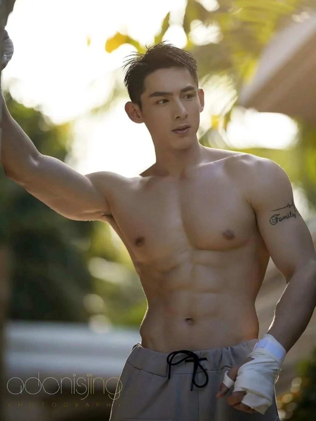 182cm 肌肉小哥外网火了，斩男又斩女！