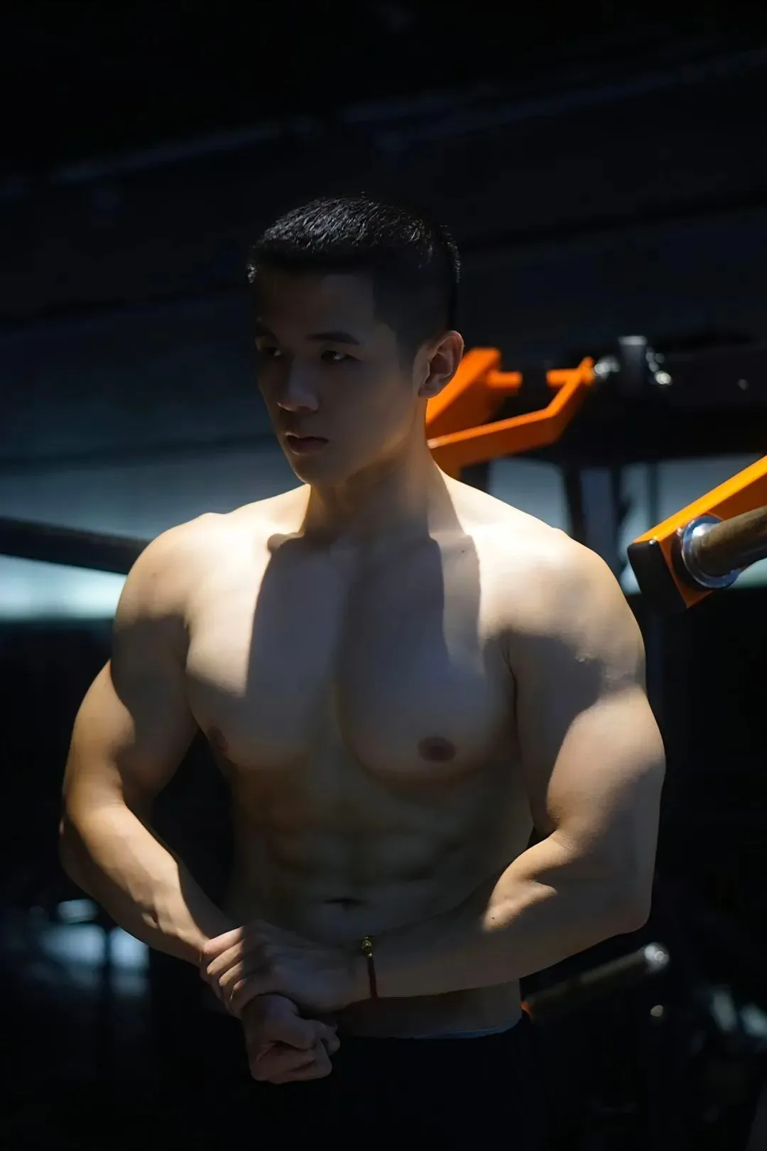 洗车湿透运动男脱衣太帅，喜欢这样的！！
