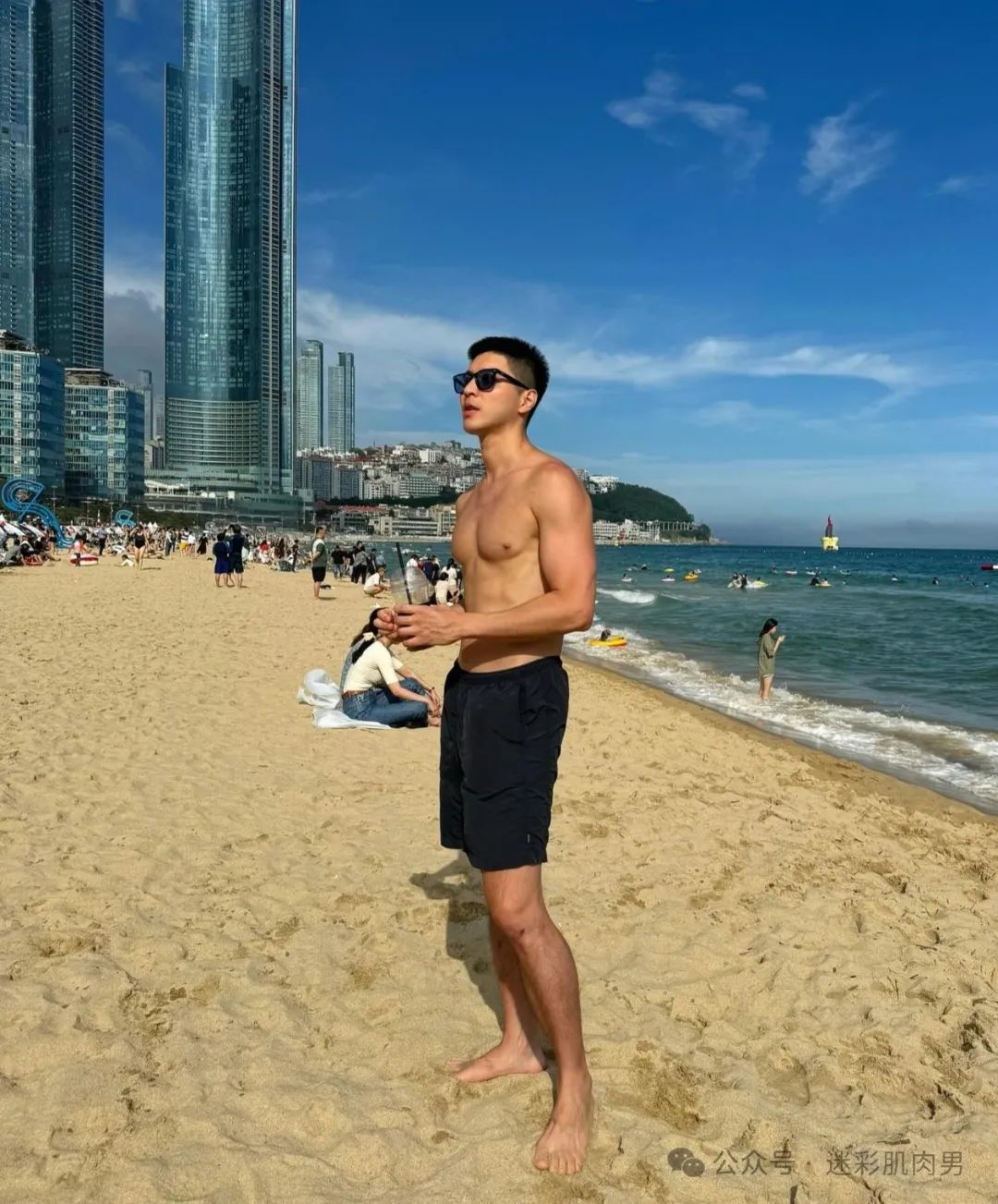寸头肌肉男医生脱啦，想找他体检！