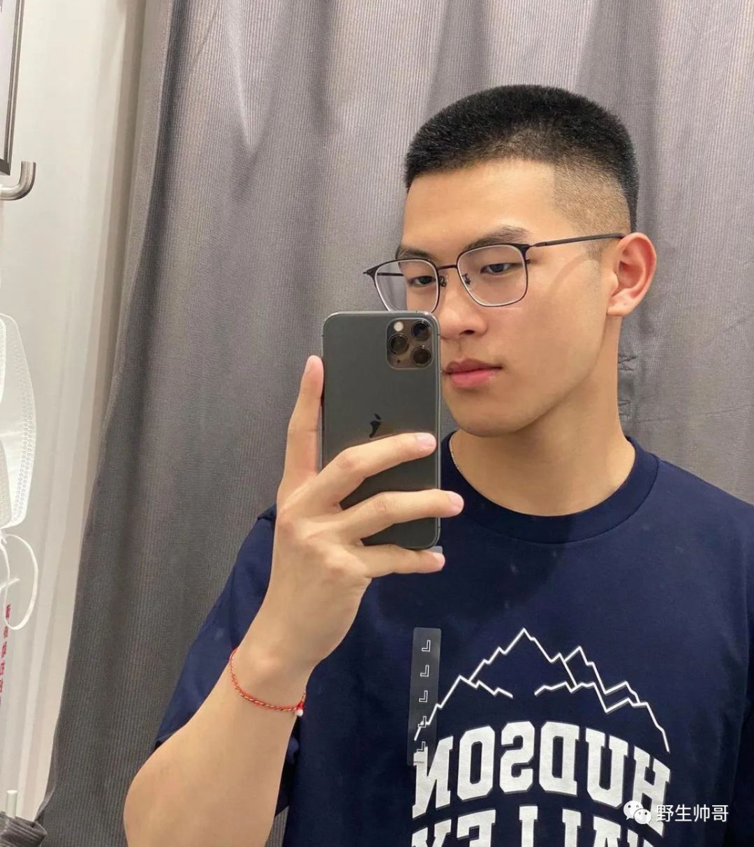 爱运动的体育生自拍照太可了，身材真棒