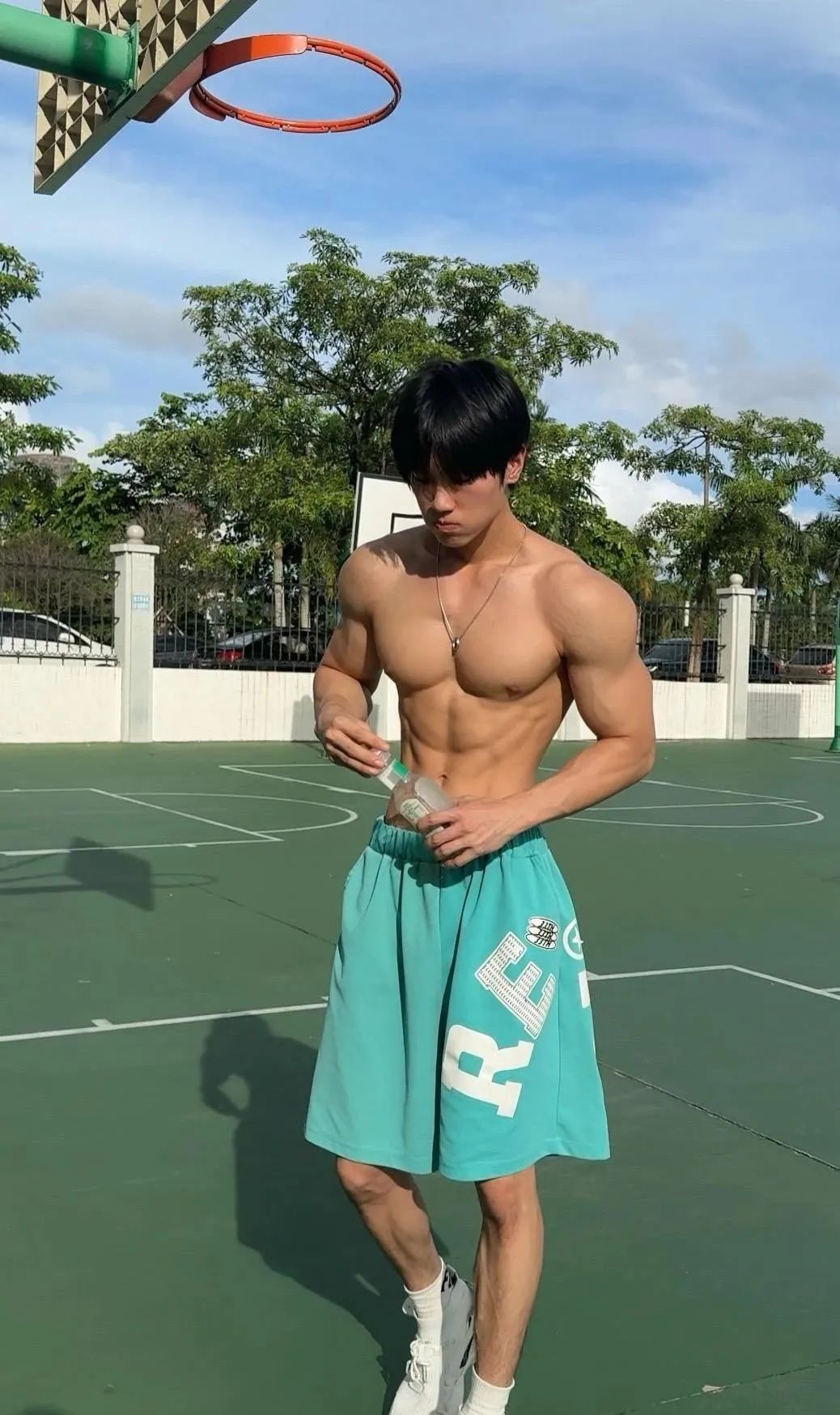 183cm 海边体育生弟弟，身材让人着迷！