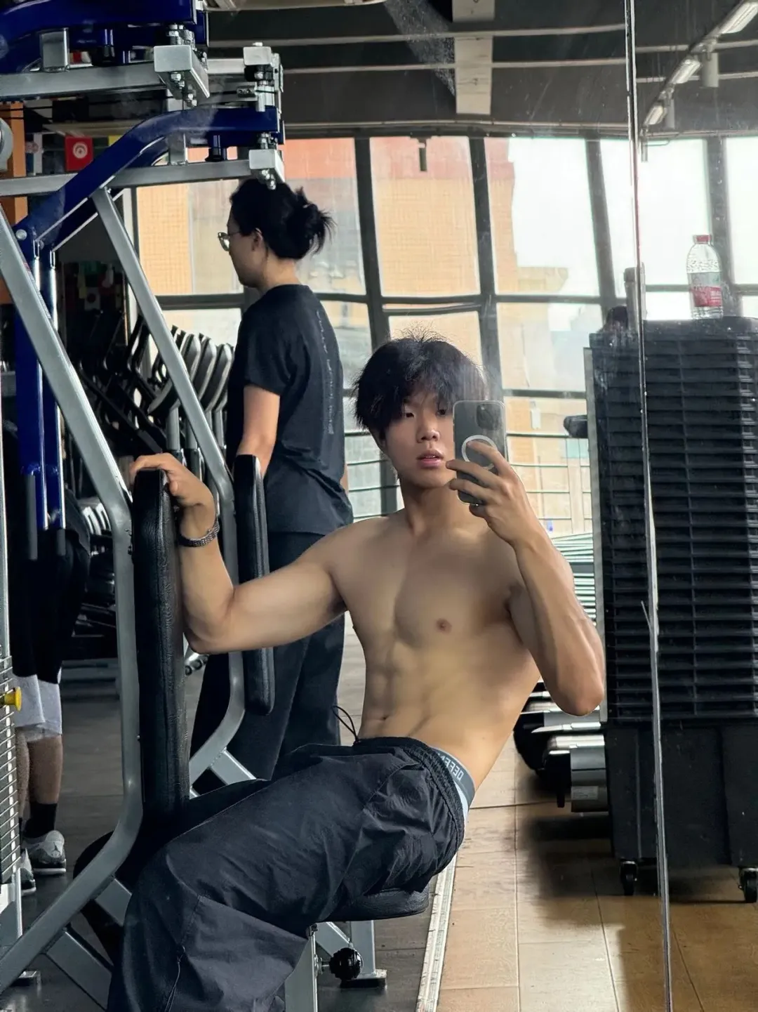刚 18 的体育生男大，裤子拉这么低，想被打针？