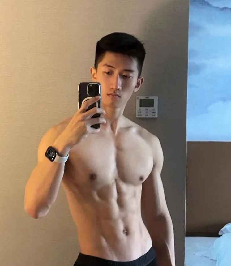 穿泳裤的彝族小哥谁顶得住啊，灰裤子垒的很好看！