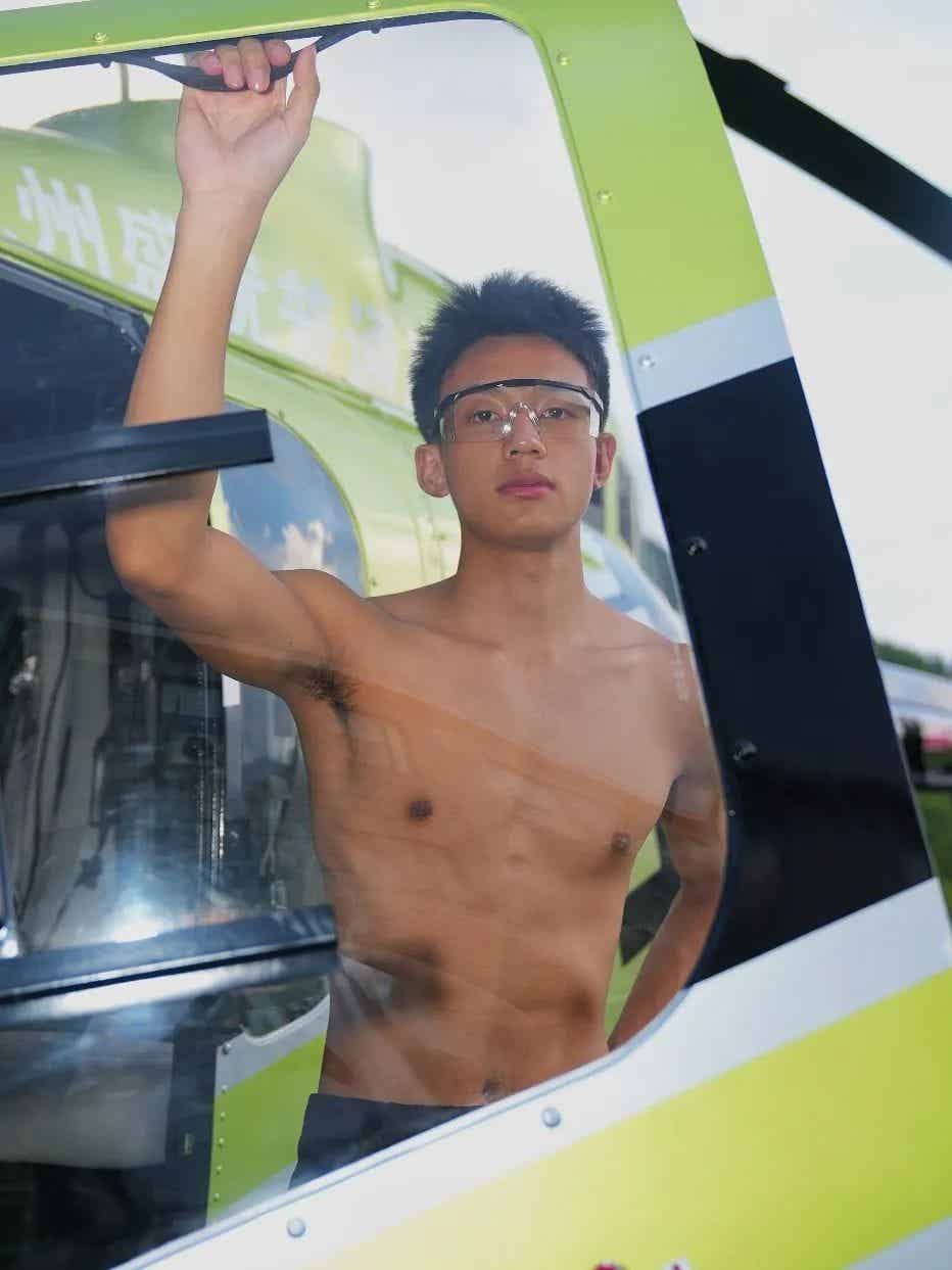 体育生做机长穿衣显瘦脱衣有肉，长的好帅气