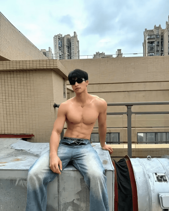穿着破烂背心的肌肉帅哥，性感身材魅力无限