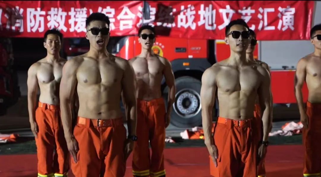 沈阳成群的消防员直接脱衣？东北硬汉大实力太强大！