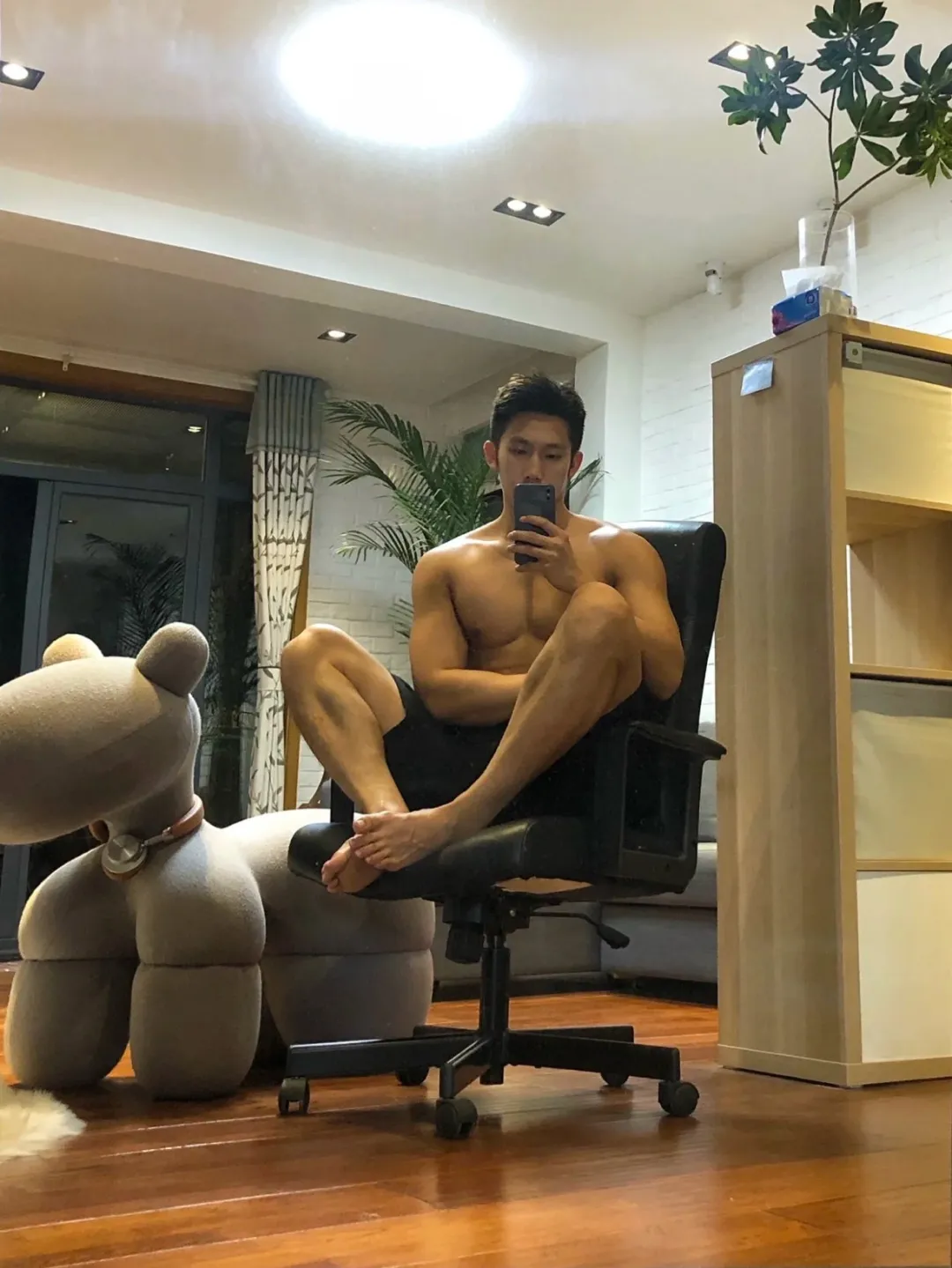 用软件识图穿黑袜肌肉男，没想到结果是这样子......
