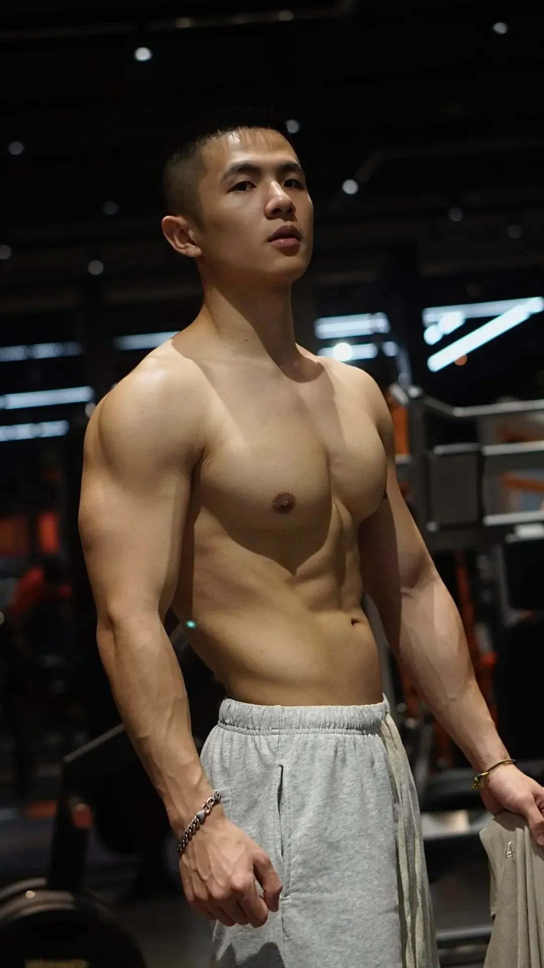 洗车湿透运动男脱衣太帅，喜欢这样的！！