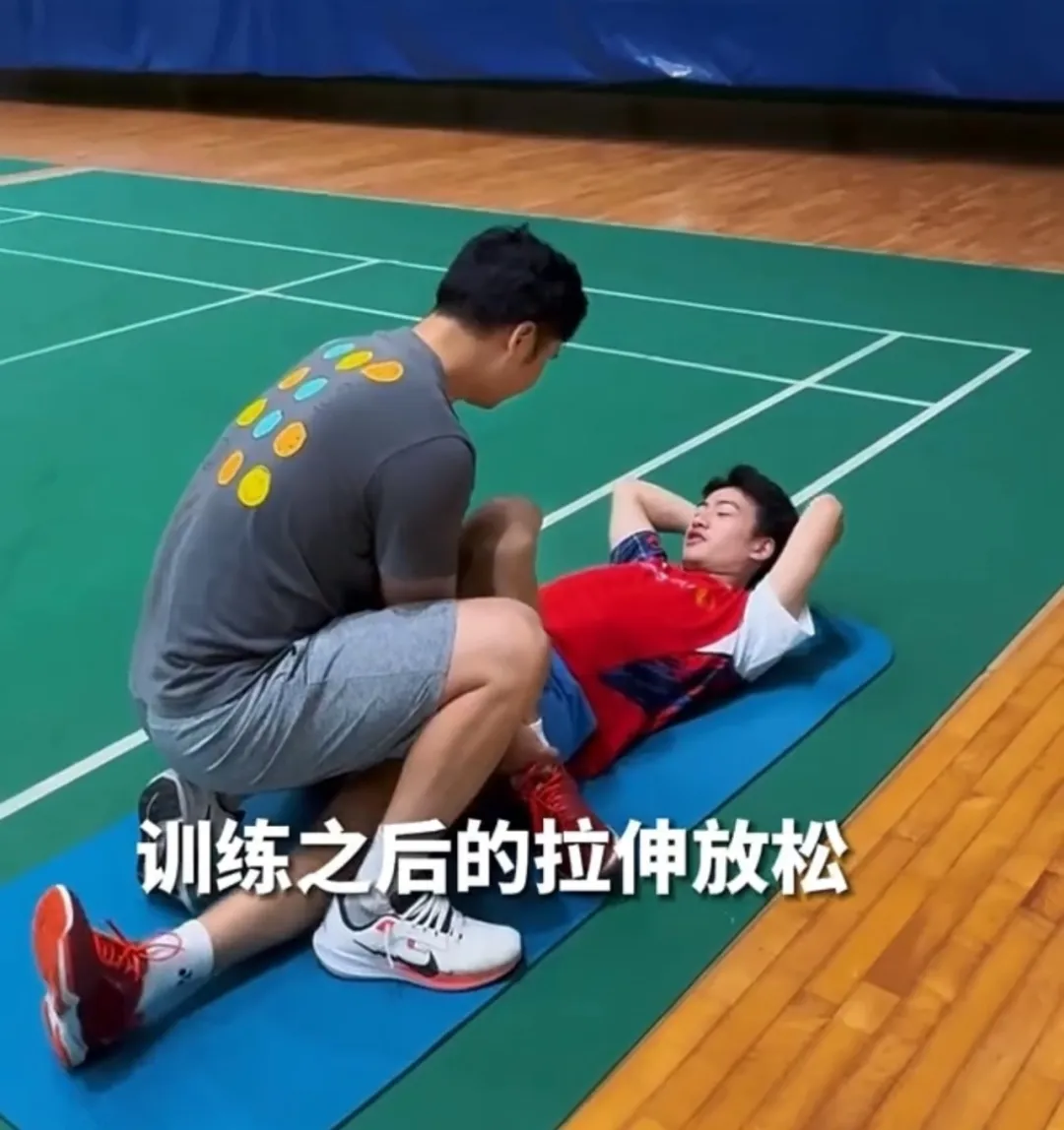 王昶打羽毛球大汗淋漓撩衣岔腿！