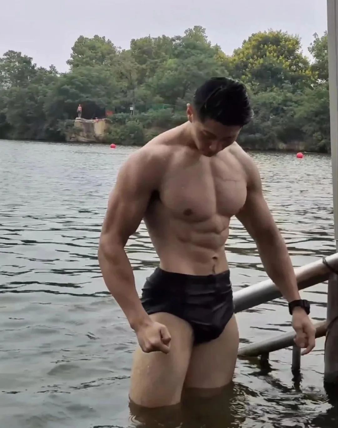 刚毅肌肉帅哥水中秀肌，你会几点回家？