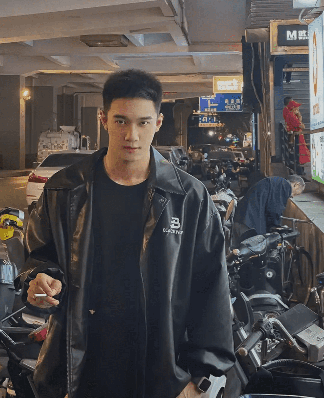 风华正茂的 Top 奶 1，柜哥穿上工作服帅气迷人！