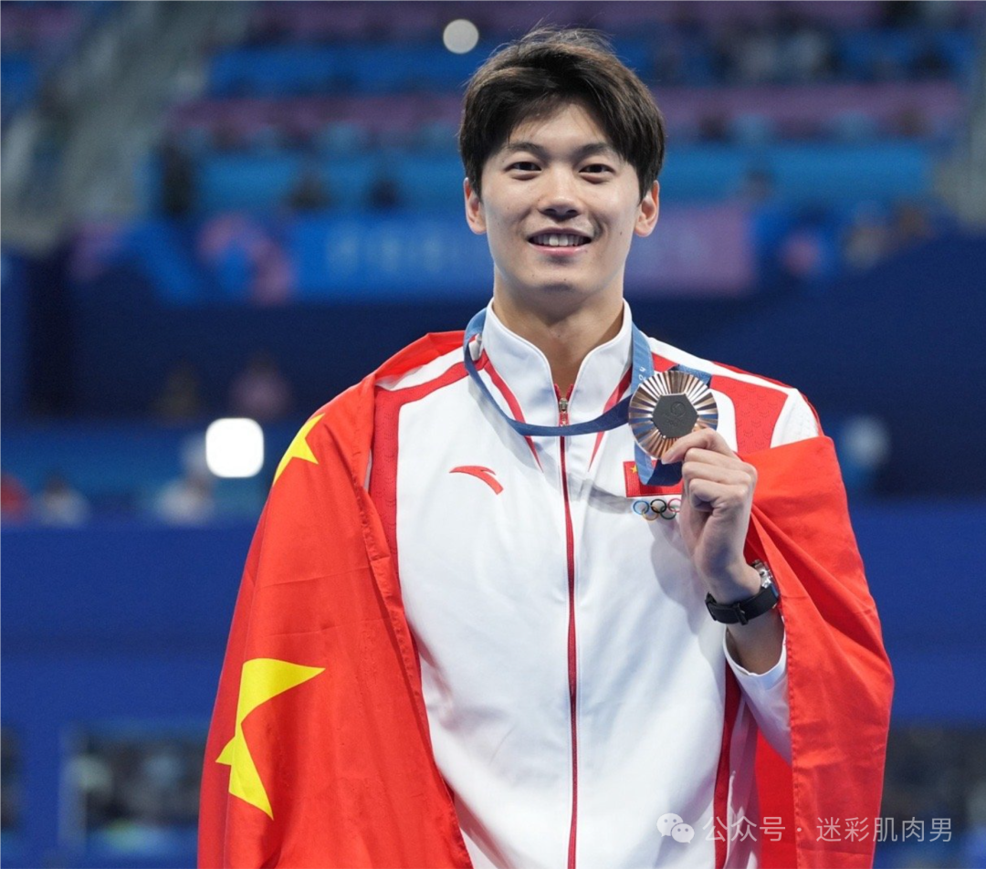 192CM 汪顺比赛穿紧身泳裤照刷屏实力凸出，被摸胸了？