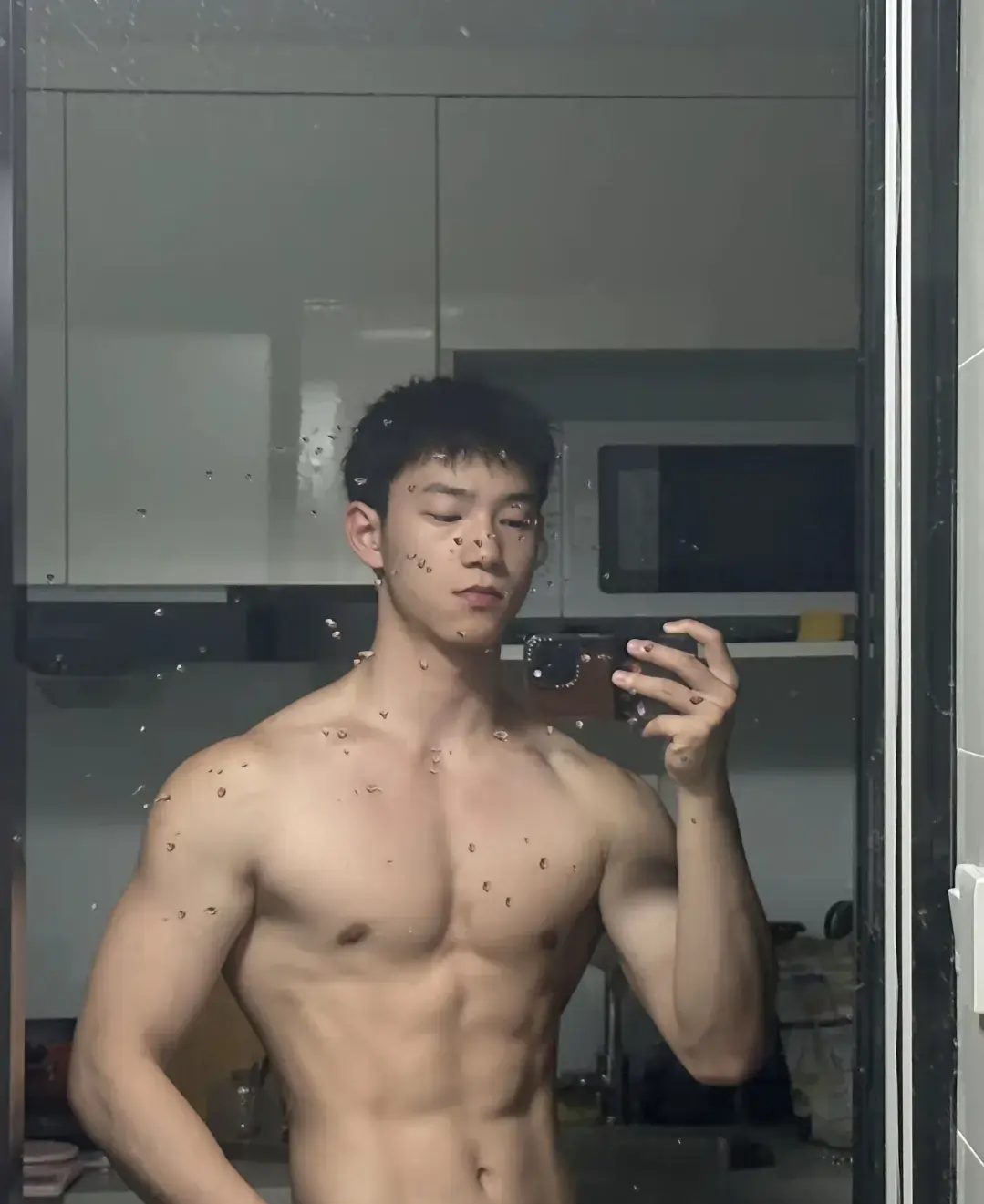 爱照镜子的腹肌狂野大男孩、肌肉帅哥得劲！