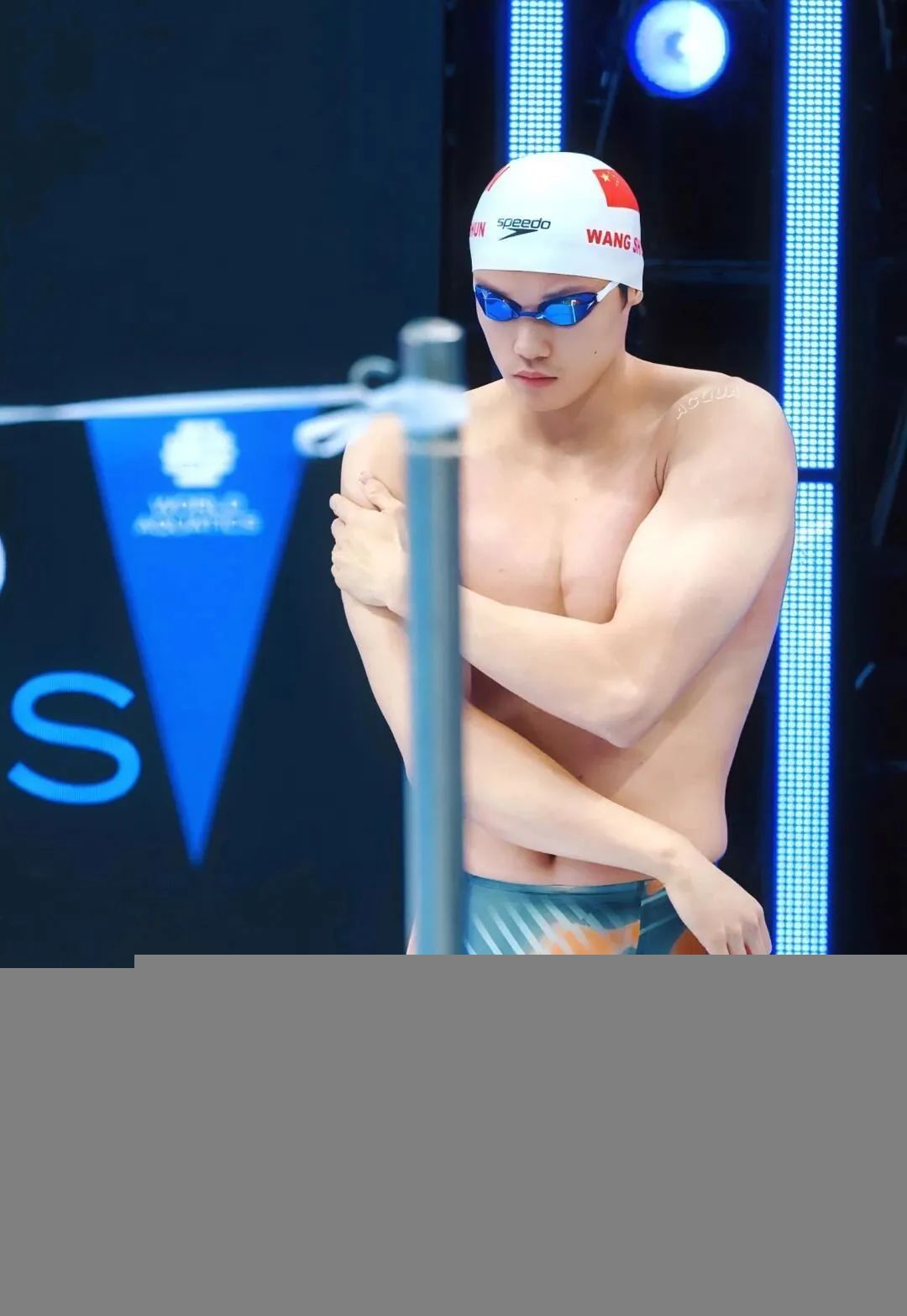 192CM 汪顺比赛穿紧身泳裤照刷屏实力凸出，被摸胸了？