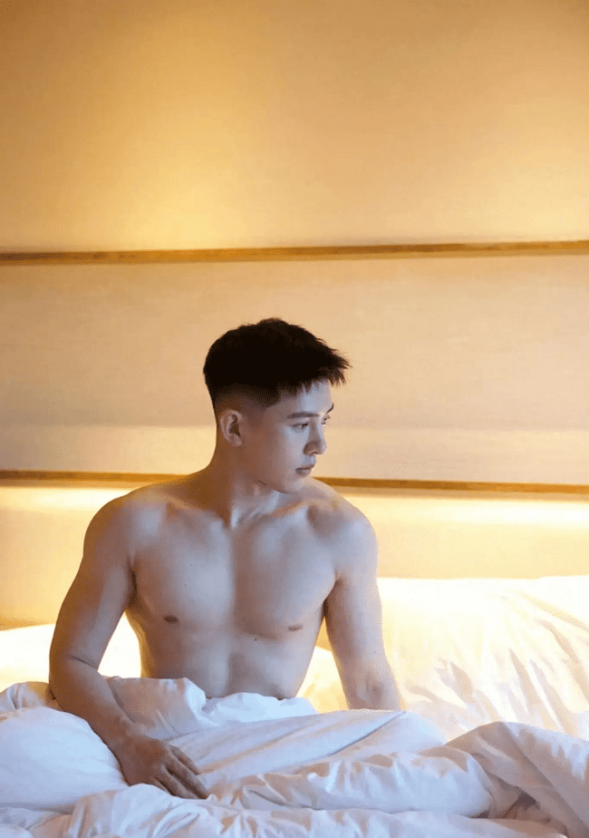 清秀俊逸的小哥在床上慵懒样子，性感又迷人！
