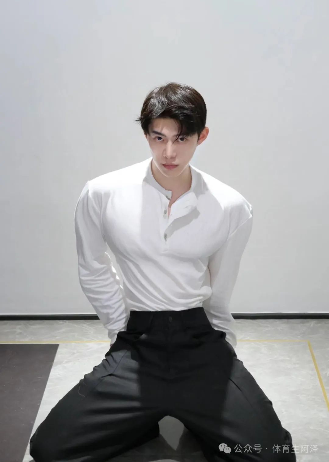 宽肩窄腰小狼狗，胸肌女的见了都惭愧，别太诱惑.........