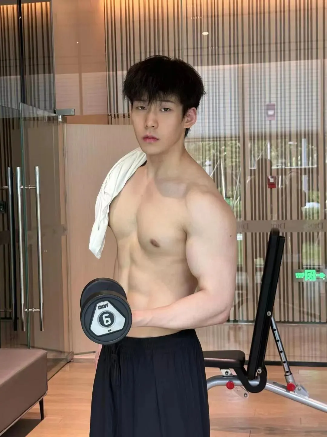 185CM 不穿衣服的洗车工，胸肌都弄脏了，想帮他清洁！