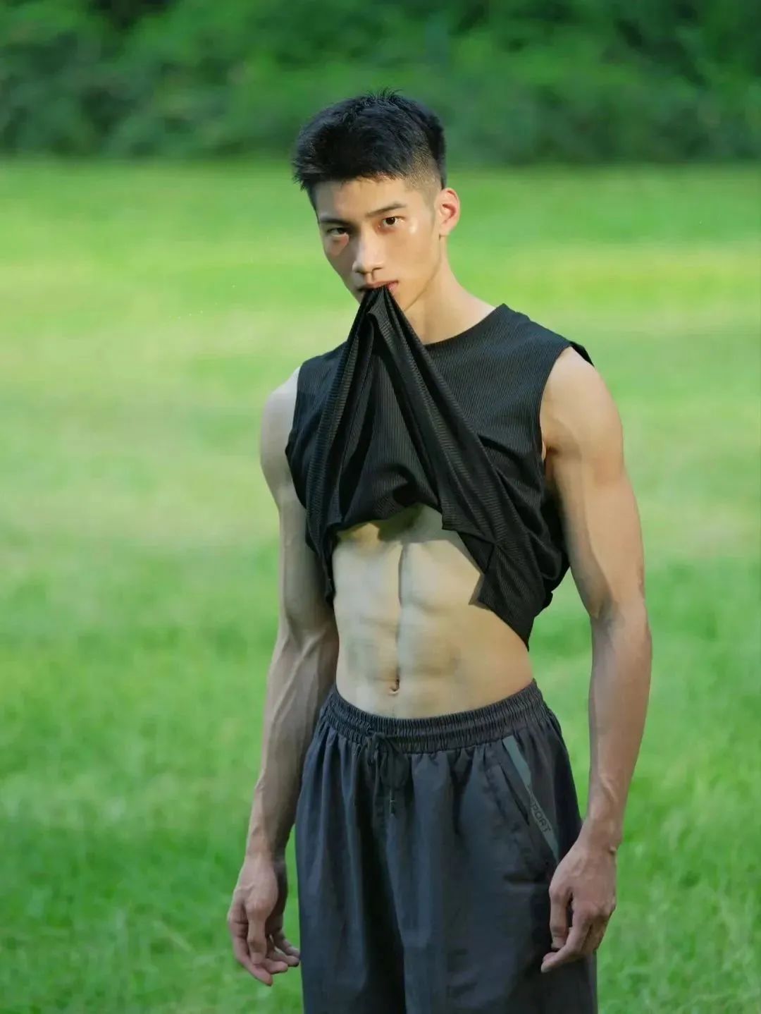 肌肉男硕奶爸拍肌肉写真大片，这是什么新赛道吗？！