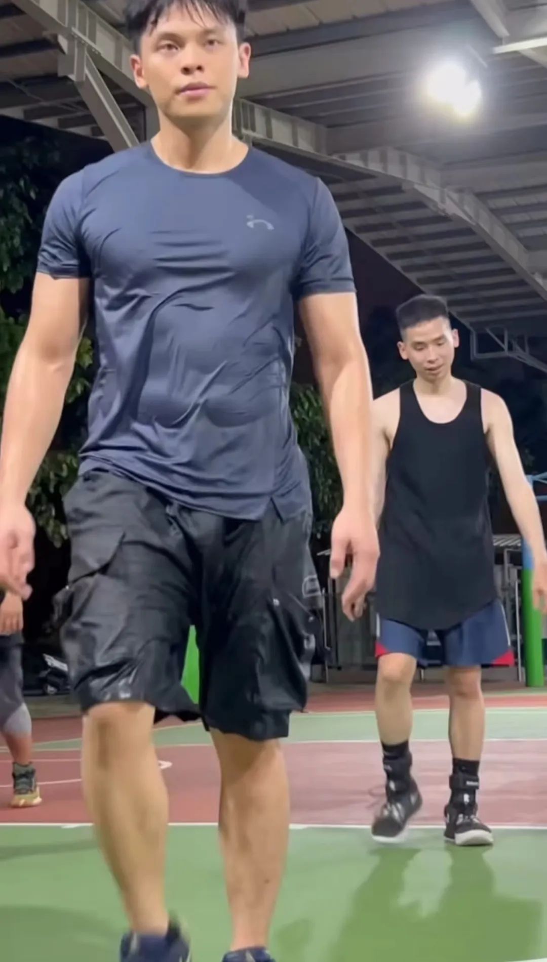 操场打篮球的运动男被汗水湿透太有看头，实力太强！