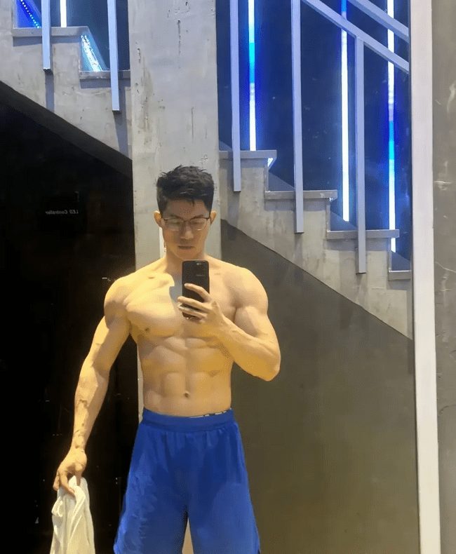 肌肉哥哥男人味十足，强健体魄充满阳刚之气！
