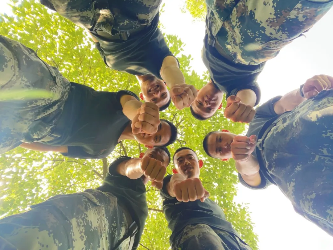 公狗腰兵哥哥一个人在宿舍晚自拍，太好看了