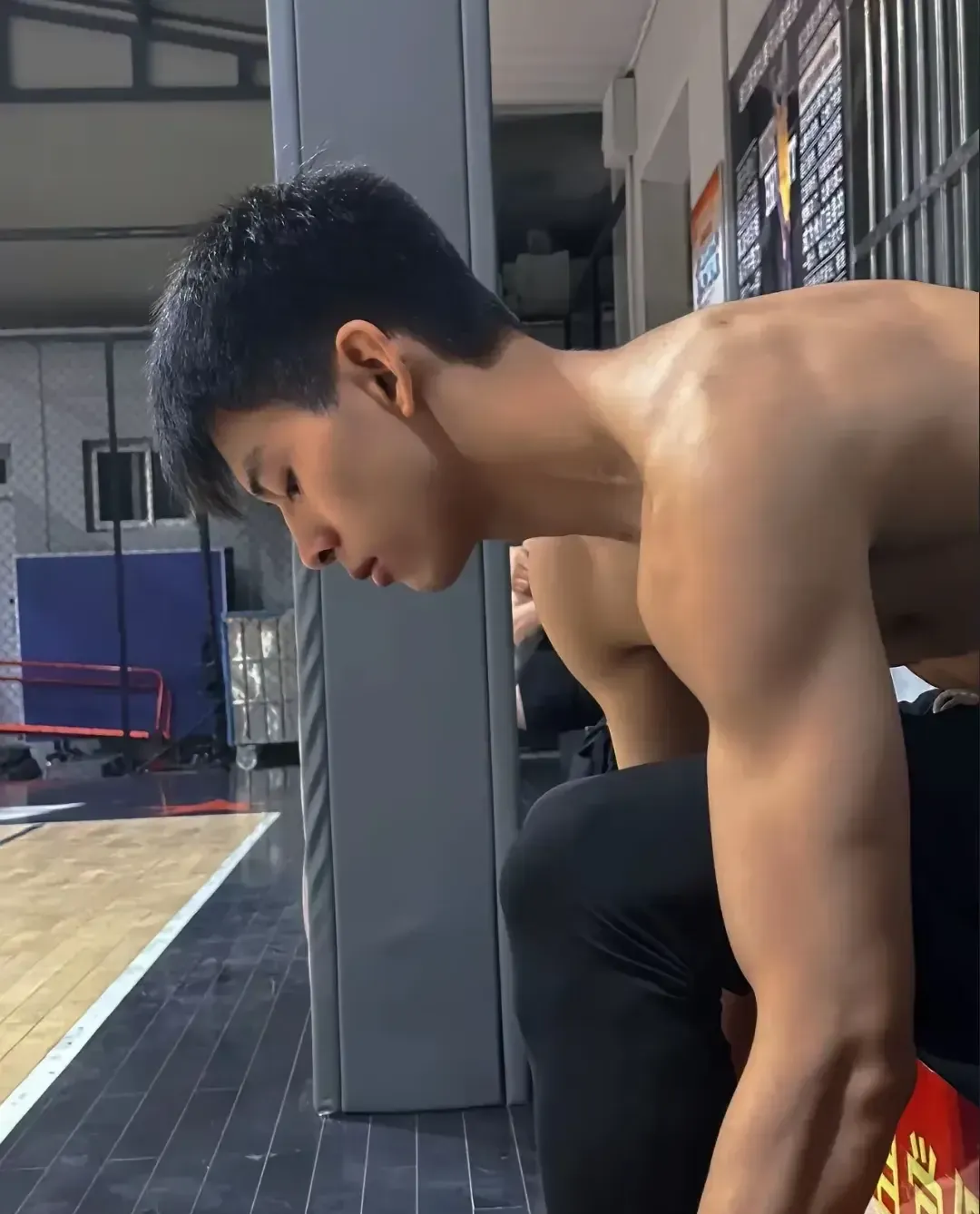19 岁篮球体育生的小腹肌，有多好看？