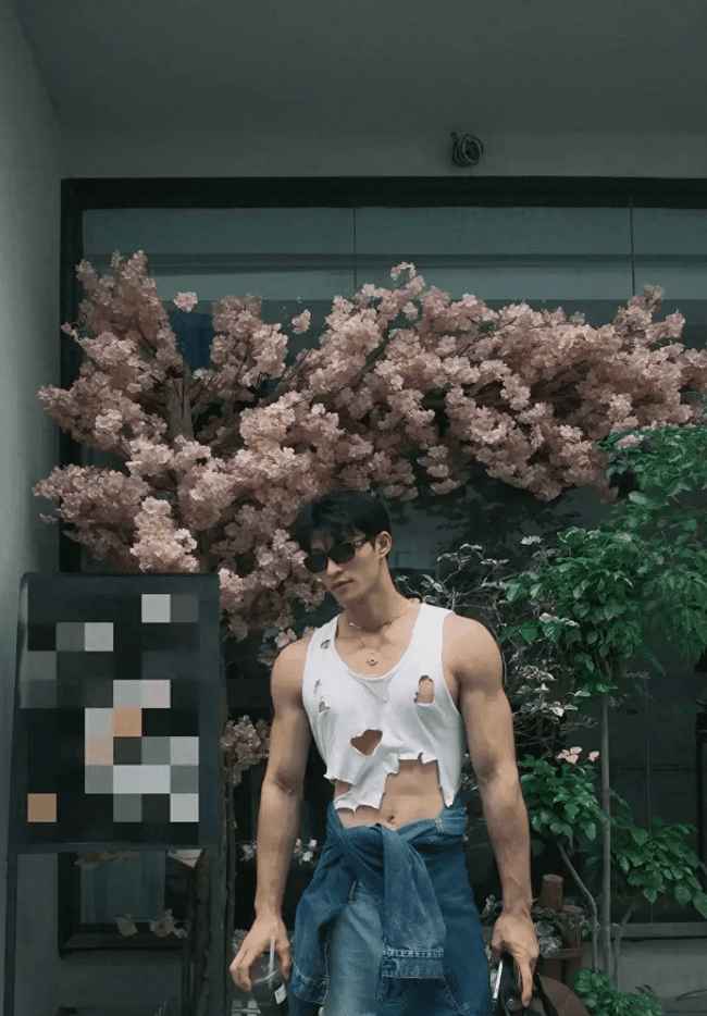 穿着破烂背心的肌肉帅哥，性感身材魅力无限