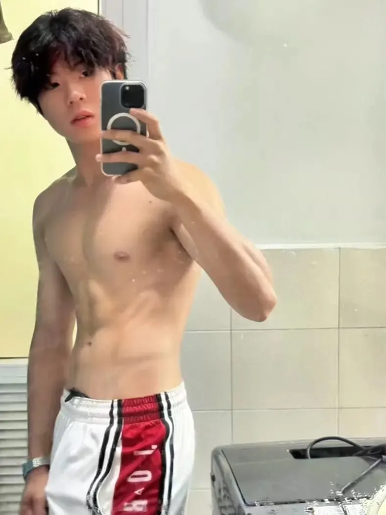 刚 18 的体育生男大，裤子拉这么低，想被打针？