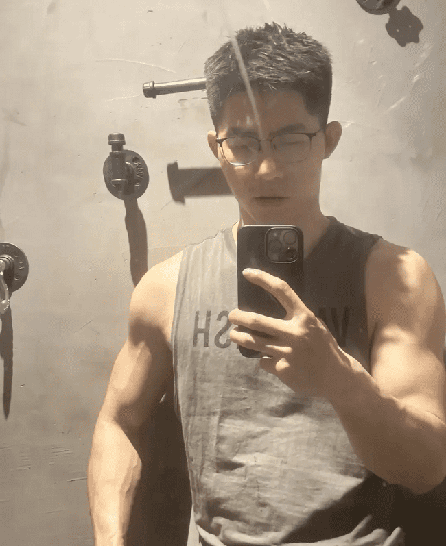 肌肉哥哥男人味十足，强健体魄充满阳刚之气！