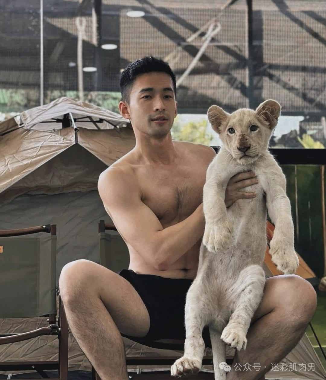 海边冲浪的肌肉小哥湿透啦，大鼻子真好看！