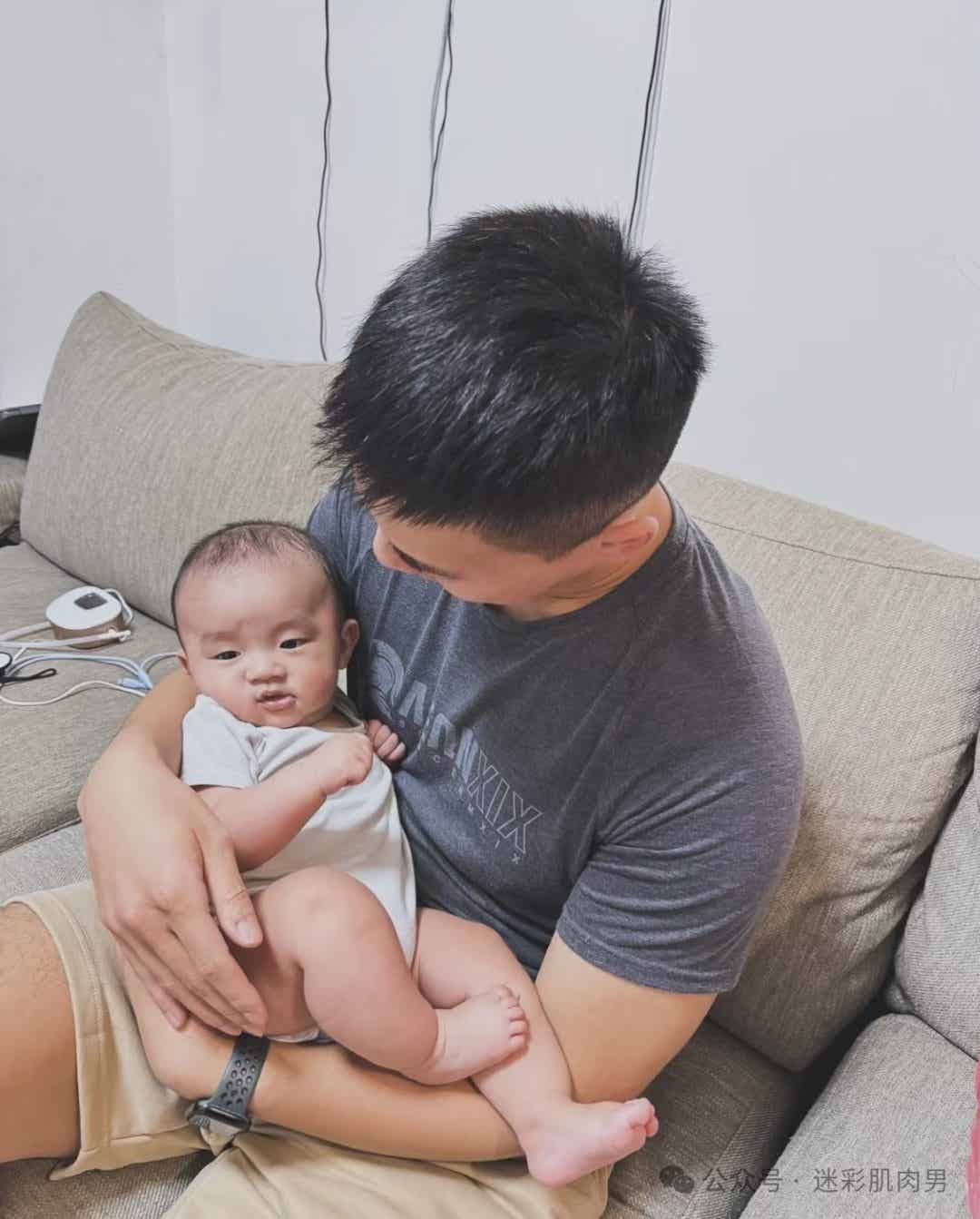 击败 99% 制服男人的证件照天菜，如今变成这样了？！