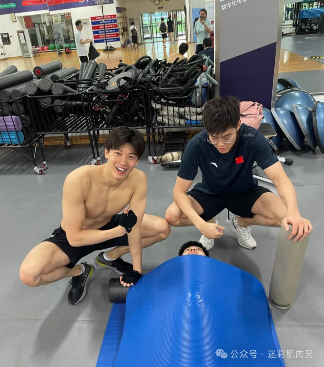 192CM 汪顺比赛穿紧身泳裤照刷屏实力凸出，被摸胸了？