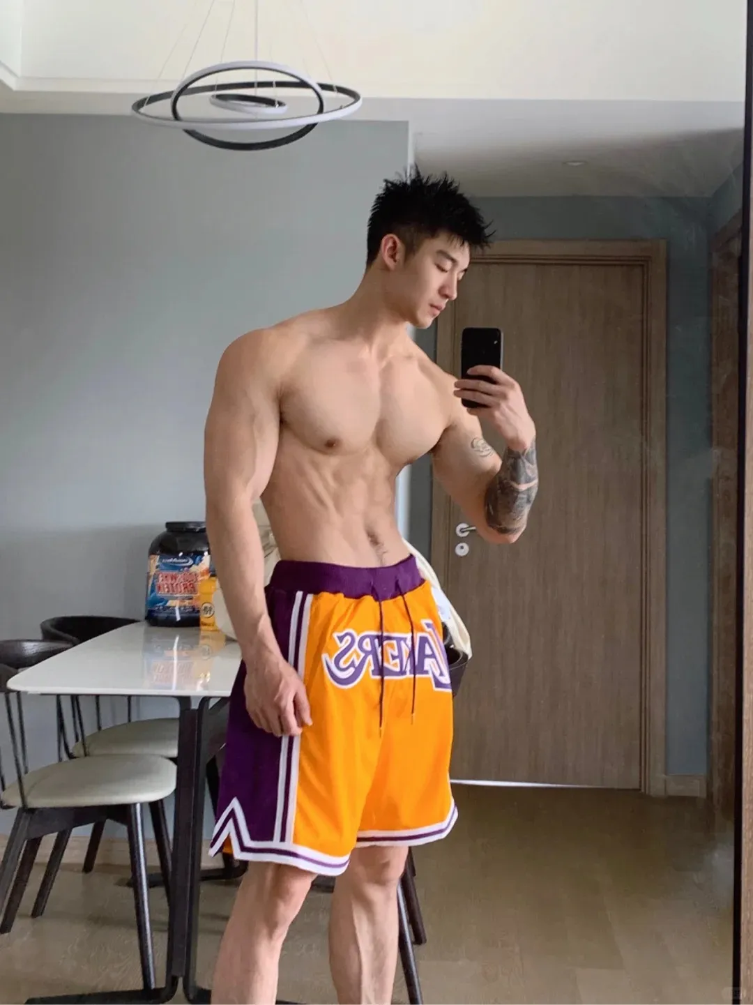 郑翔自拍照火啦，宽肩窄腰粗壮长腿实力藏不住！