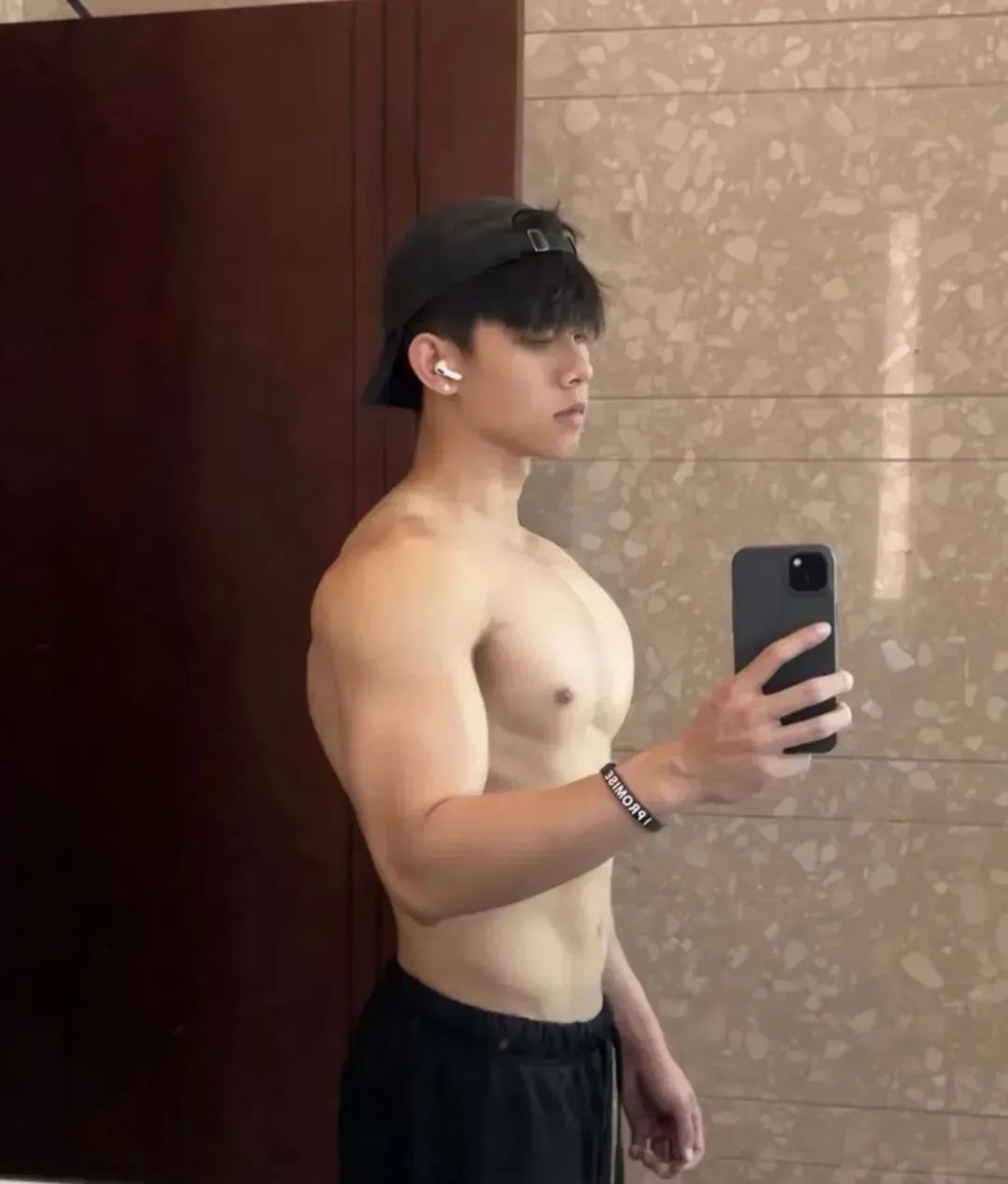 武汉大学这位男大的胸肌也太大大大了！