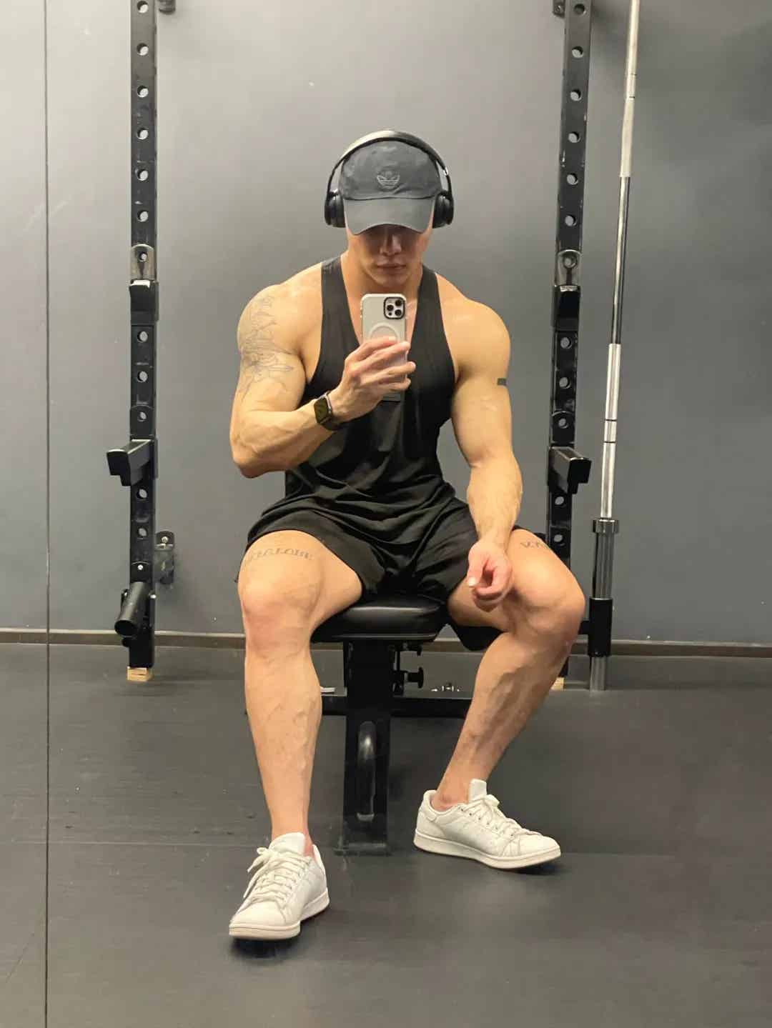 用软件识图穿黑袜肌肉男，没想到结果是这样子......