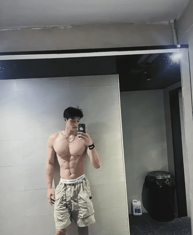 穿着破烂背心的肌肉帅哥，性感身材魅力无限