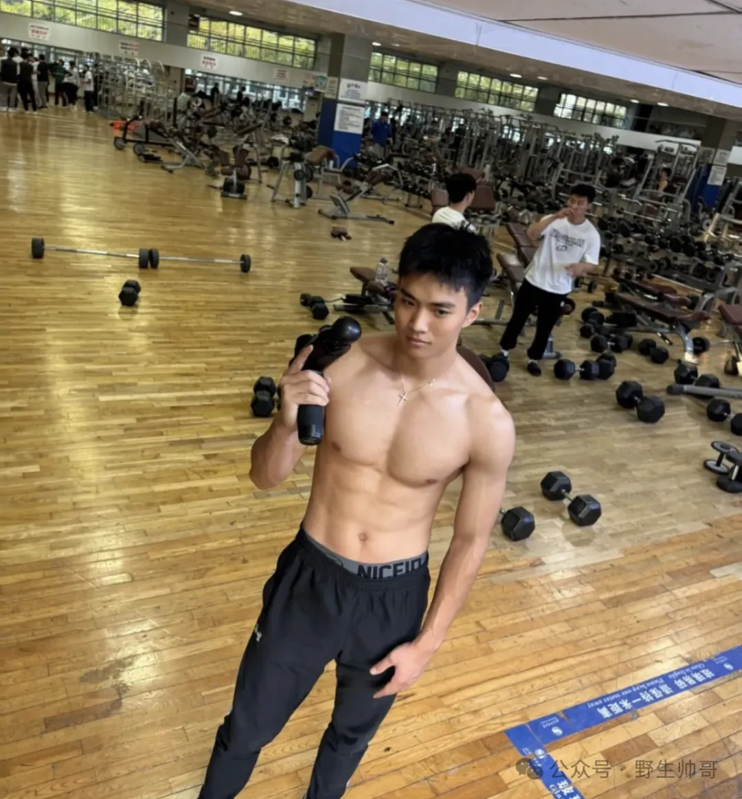 北体大二肌肉体育生运动男大也太可了！鼻子好大呀！