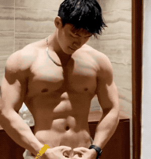 185cm 筋肉大学生裹浴巾出镜性感过头，到底便宜了谁？