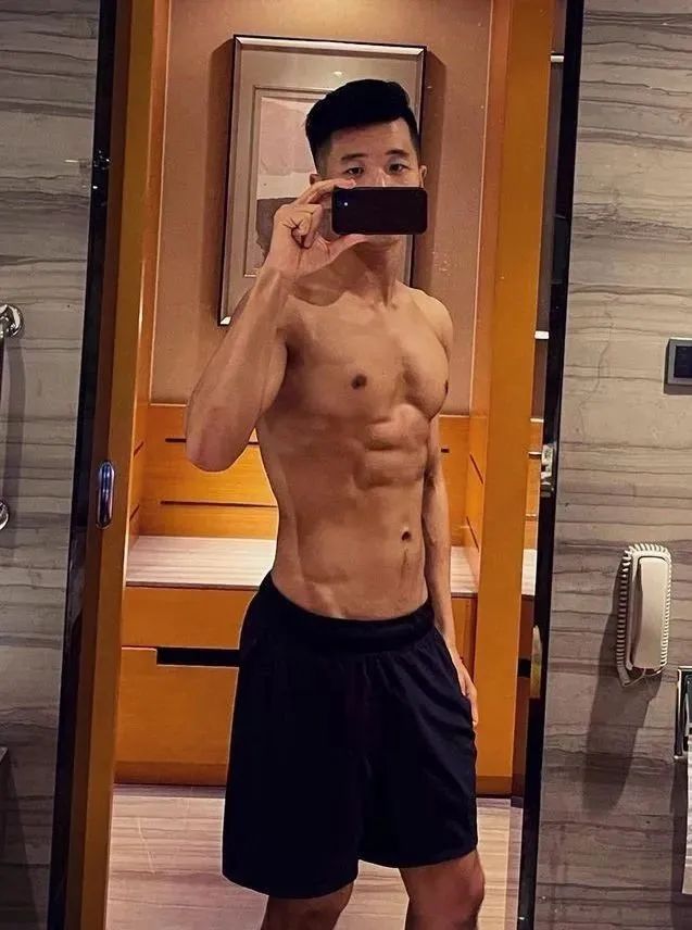 乐刻教练穿黑色吊袜？自拍私照长腿谁抵得住啊？
