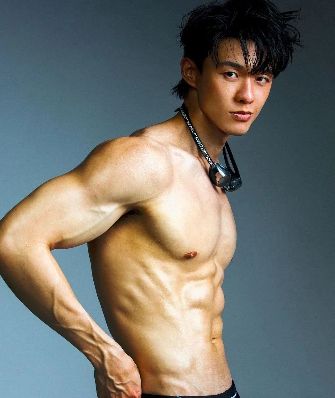 网红游泳教练 Yilian，人畜无害肌肉奶狗！