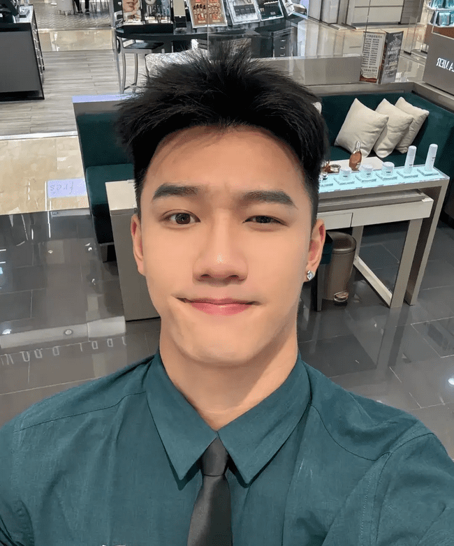 风华正茂的 Top 奶 1，柜哥穿上工作服帅气迷人！
