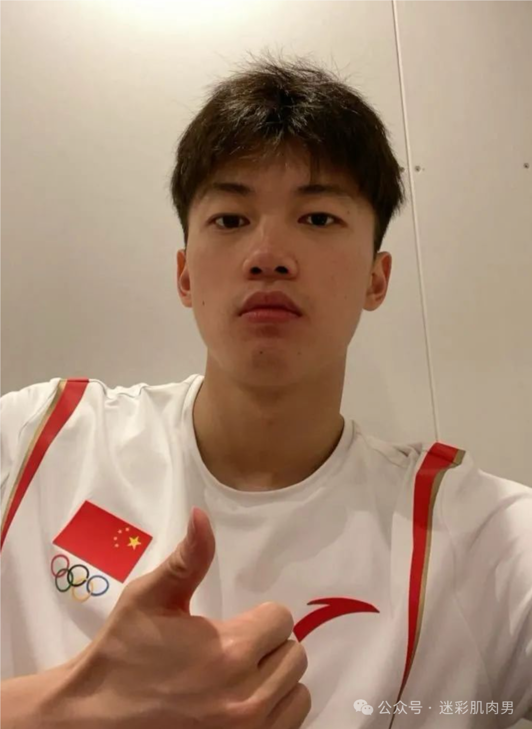 192CM 汪顺比赛穿紧身泳裤照刷屏实力凸出，被摸胸了？
