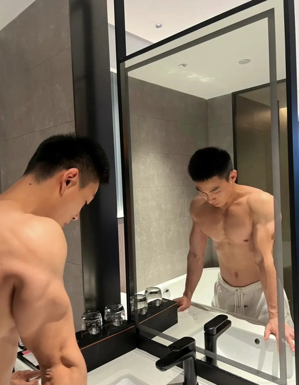 操场打篮球的运动男被汗水湿透太有看头，实力太强！